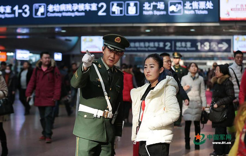 Polícia armada garante segurança durante a alta temporada de viagens do Ano Novo Chinês