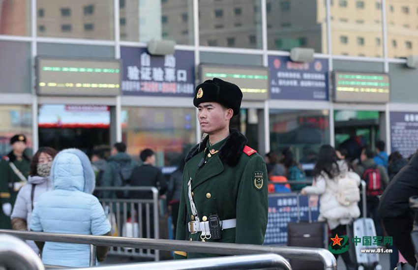 Polícia armada garante segurança durante a alta temporada de viagens do Ano Novo Chinês