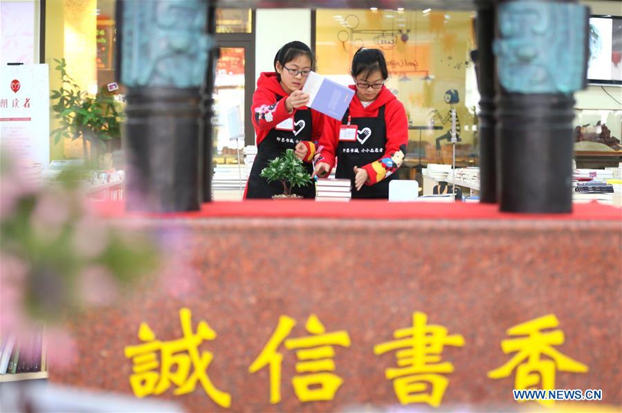 Alunos do ensino fundamental participam das práticas sociais na Livraria de Jimo no leste da China