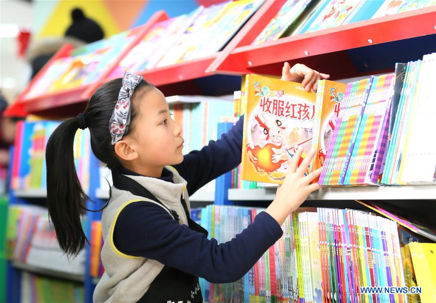 Alunos do ensino fundamental participam das práticas sociais na Livraria de Jimo no leste da China