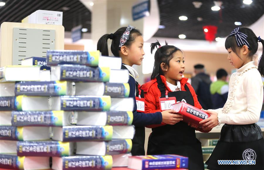 Alunos do ensino fundamental participam das práticas sociais na Livraria de Jimo no leste da China