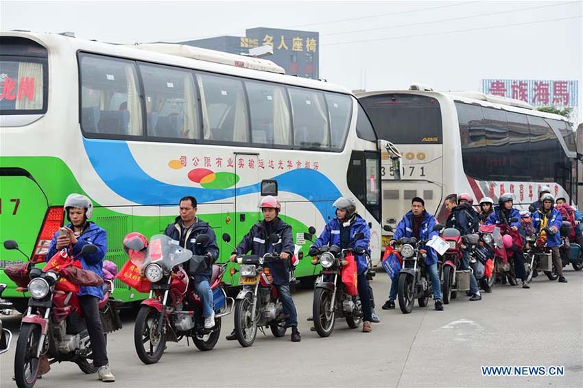 Trabalhadores migrantes regressam a casa de motocicleta para o Festival da Primavera