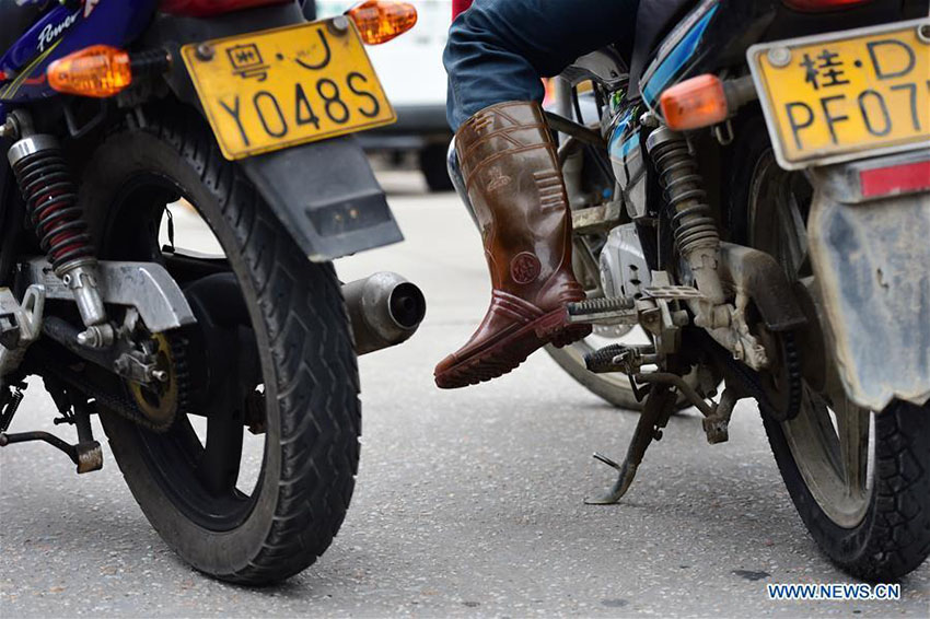 Trabalhadores migrantes regressam a casa de motocicleta para o Festival da Primavera