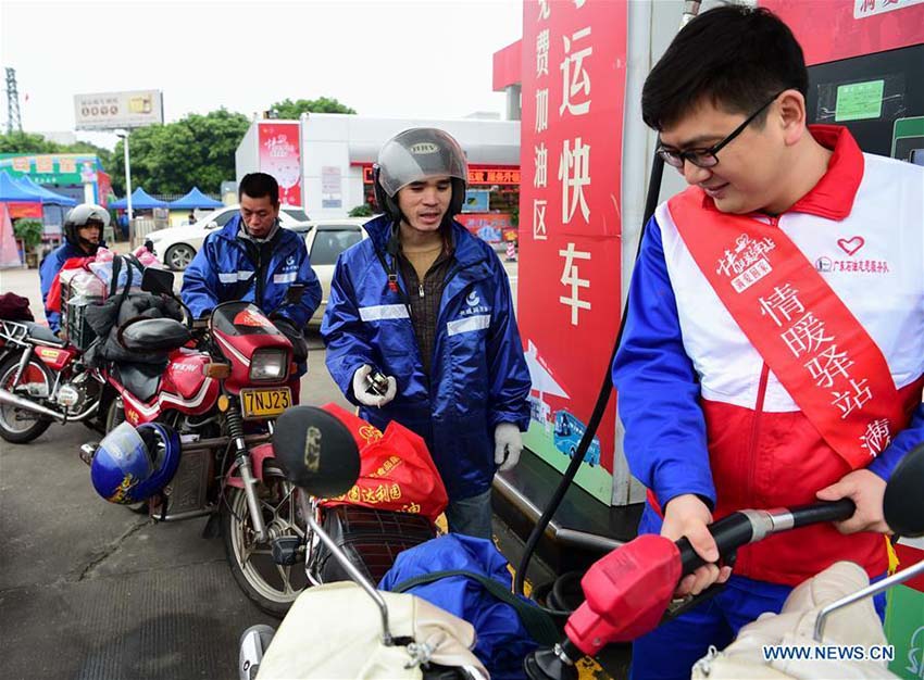 Trabalhadores migrantes regressam a casa de motocicleta para o Festival da Primavera