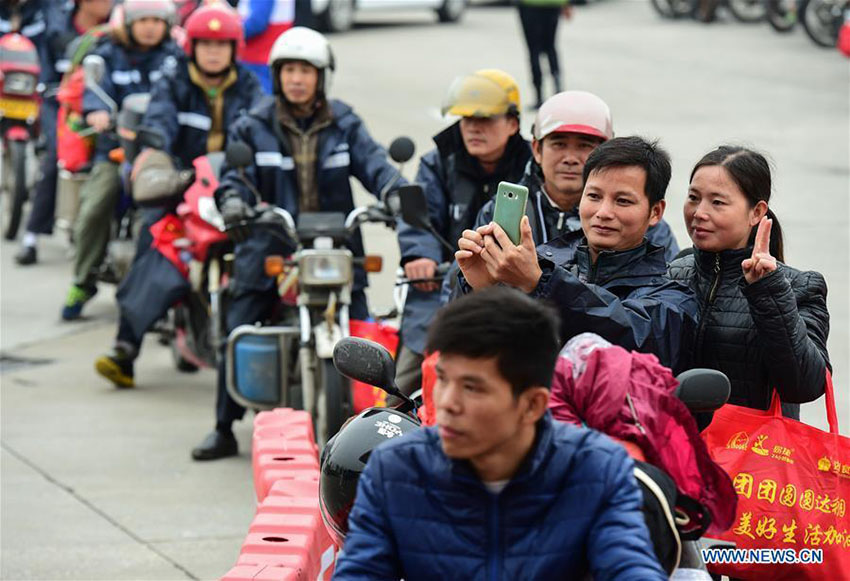 Trabalhadores migrantes regressam a casa de motocicleta para o Festival da Primavera