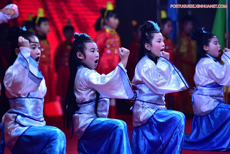 Moradores realizam uma festa comunitária para celebrar o Festival da Primavera em Anhui