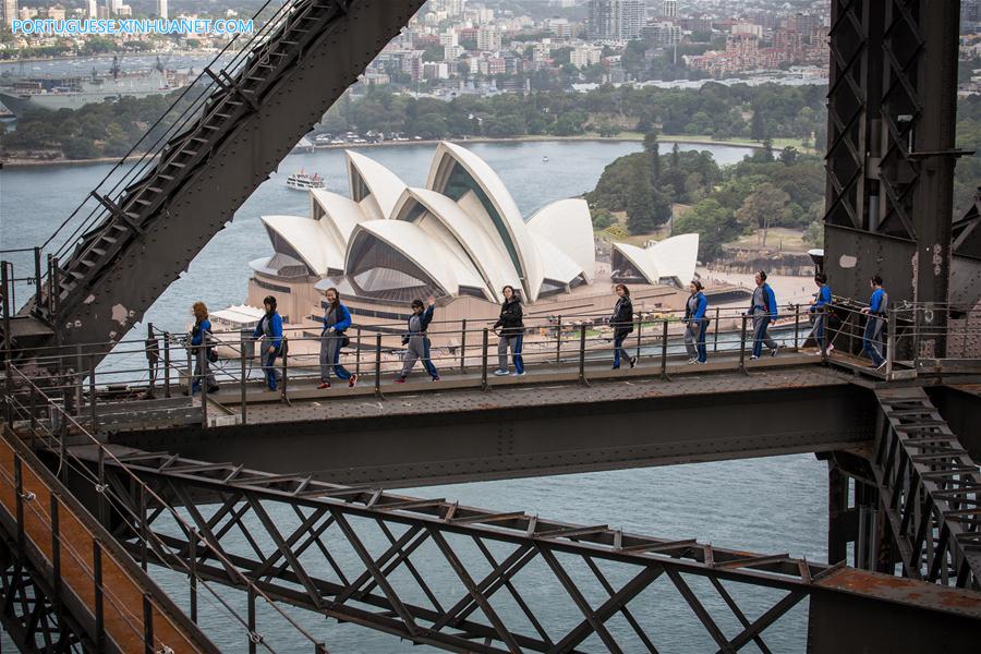 Turistas chineses cantam Karaokê no topo da Ponte da Baía de Sydney