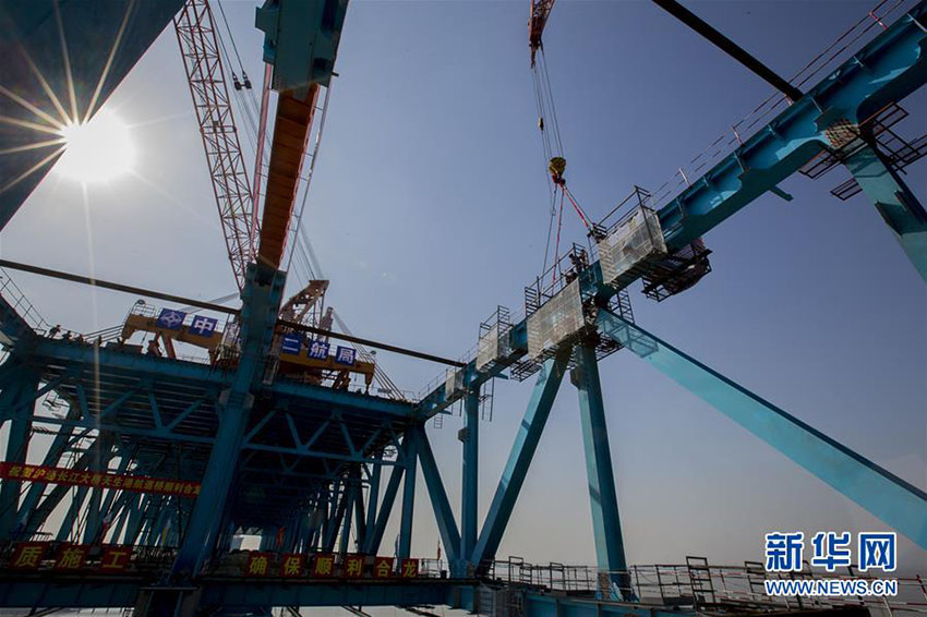 Construção do tabuleiro da maior ponte de aço em arco do mundo concluída com sucesso