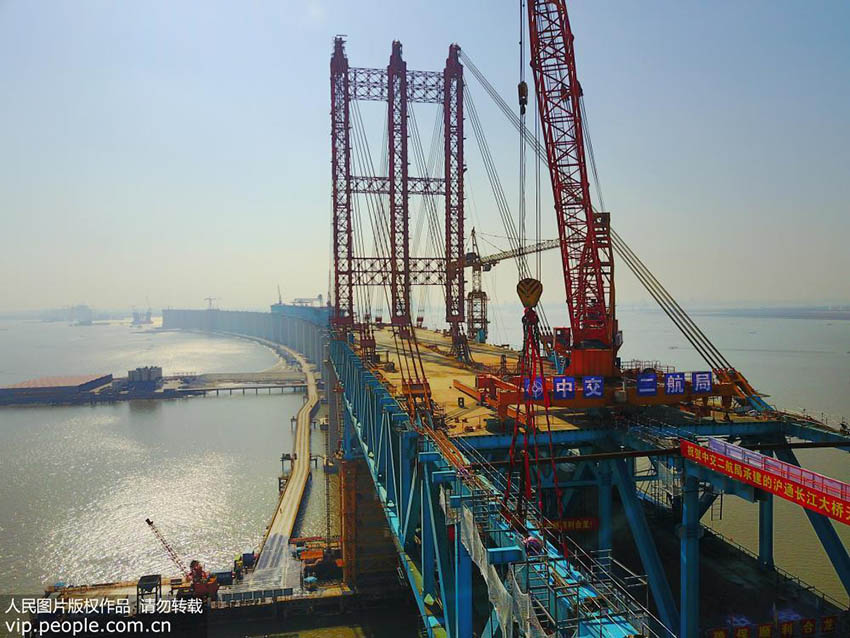 Construção do tabuleiro da maior ponte de aço em arco do mundo concluída com sucesso