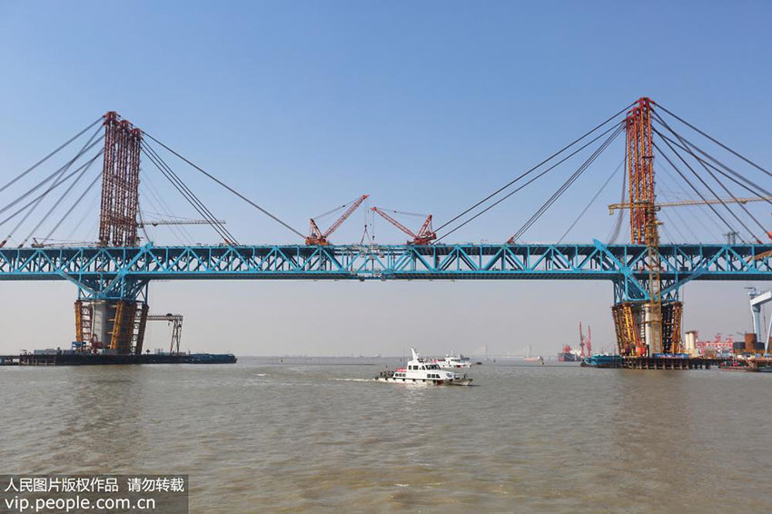 Construção do tabuleiro da maior ponte de aço em arco do mundo concluída com sucesso