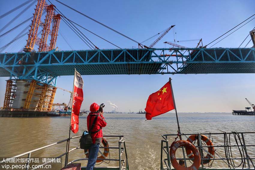 Construção do tabuleiro da maior ponte de aço em arco do mundo concluída com sucesso