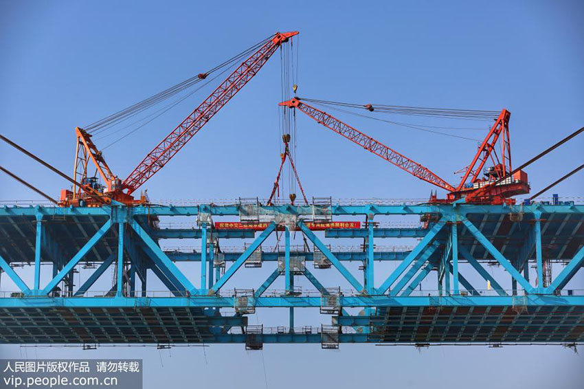 Construção do tabuleiro da maior ponte de aço em arco do mundo concluída com sucesso