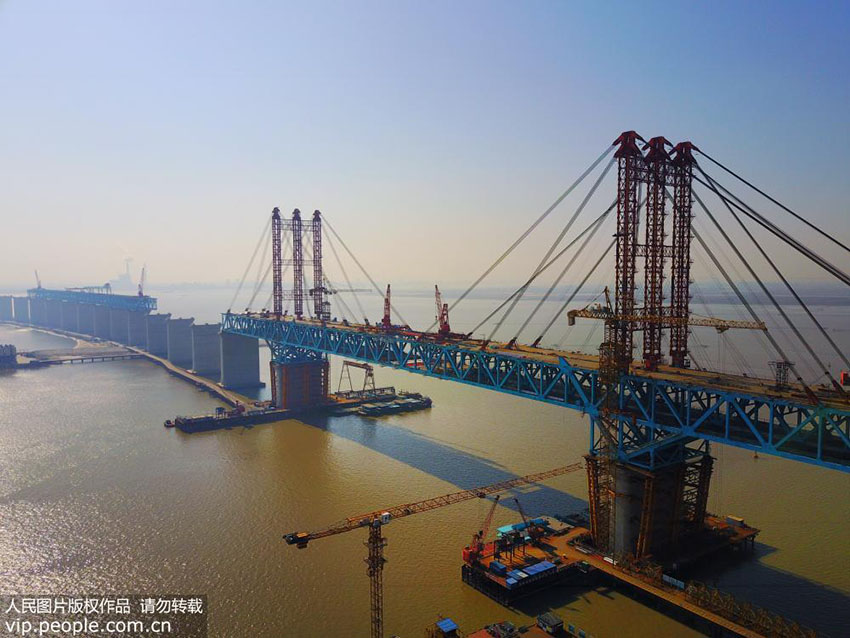 Construção do tabuleiro da maior ponte de aço em arco do mundo concluída com sucesso