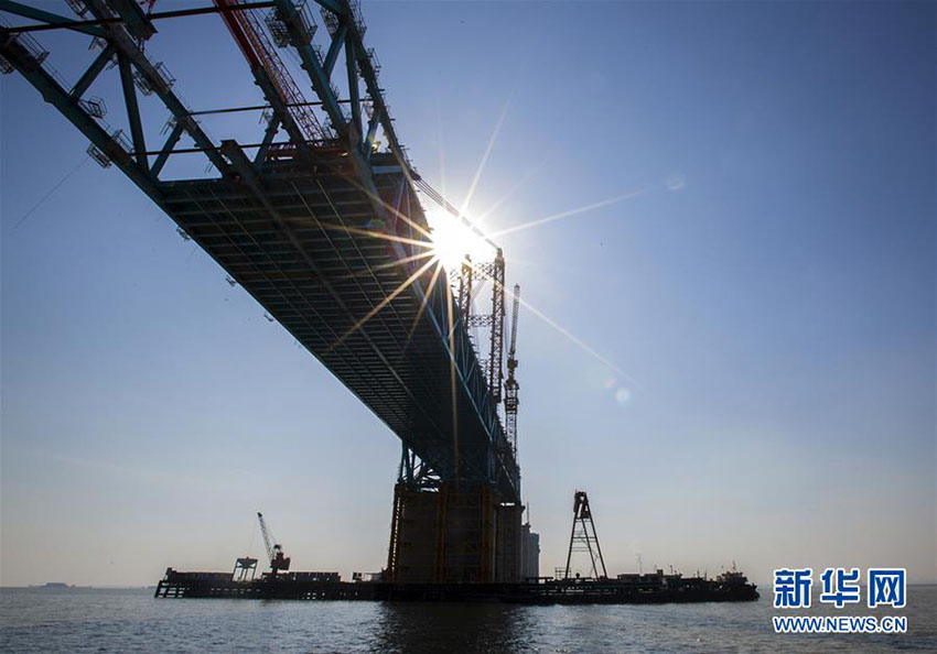 Construção do tabuleiro da maior ponte de aço em arco do mundo concluída com sucesso