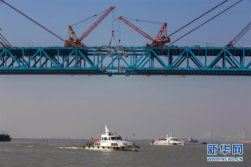 Construção do tabuleiro da maior ponte de aço em arco do mundo concluída com sucesso