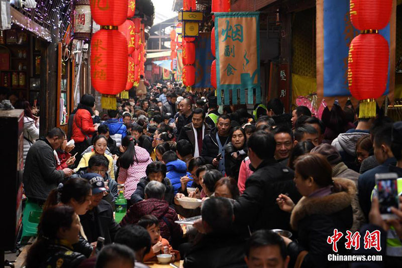Chongqing celebra chegada do Ano Novo com realização de um banquete de “mil metros”