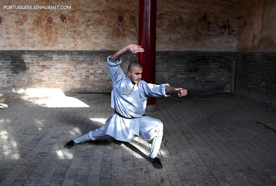 Monges praticam artes marciais no Templo Shaolin em Henan