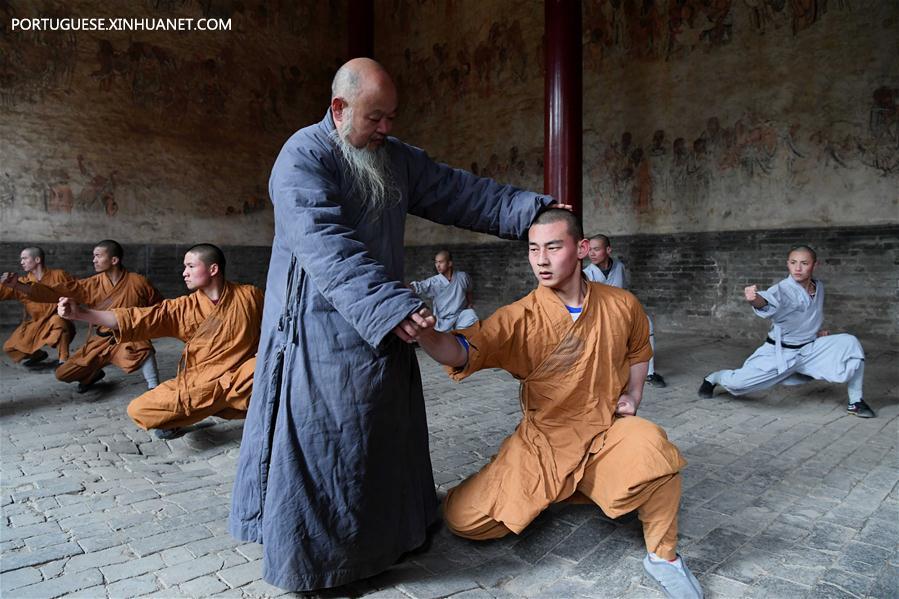 Monges praticam artes marciais no Templo Shaolin em Henan