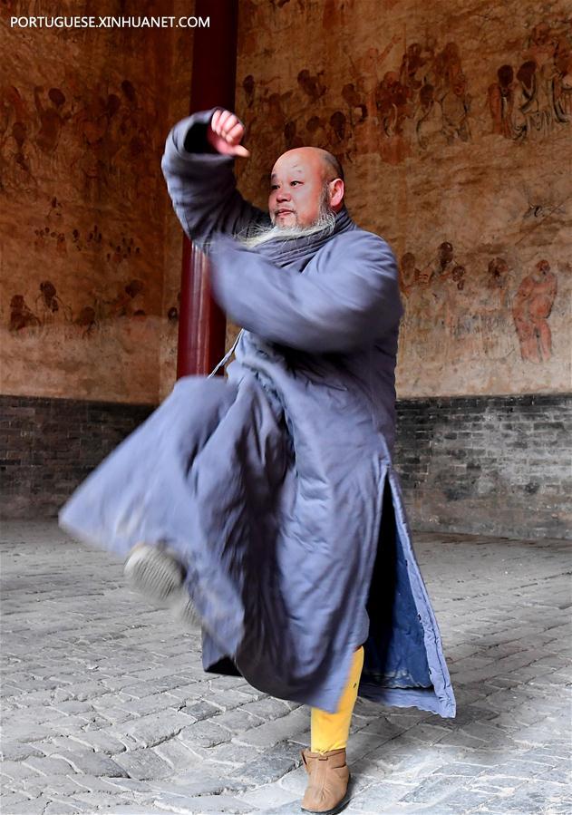 Monges praticam artes marciais no Templo Shaolin em Henan