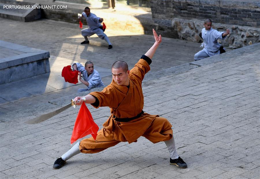 Monges praticam artes marciais no Templo Shaolin em Henan