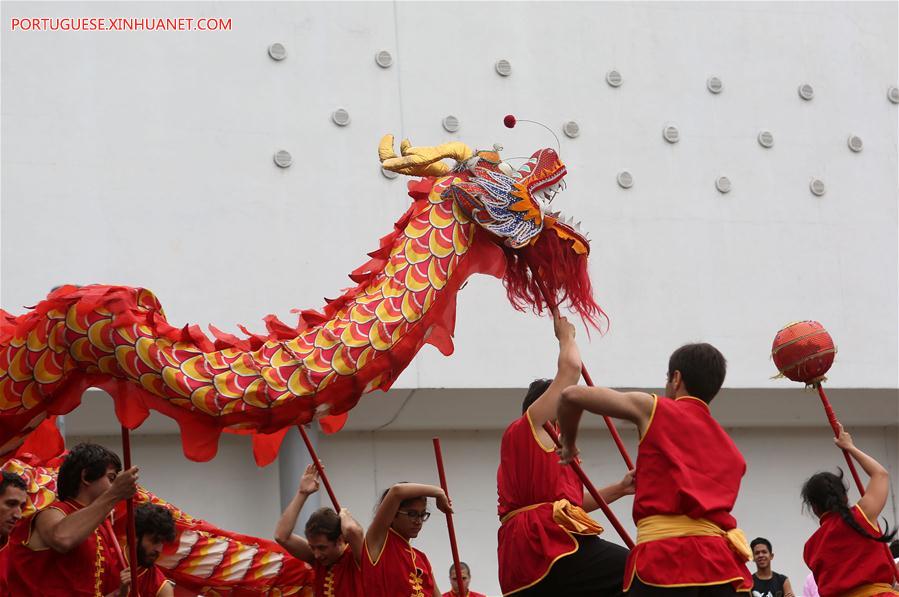 Dança do dragão anuncia as celebrações do Ano Novo Lunar chinês no Brasil