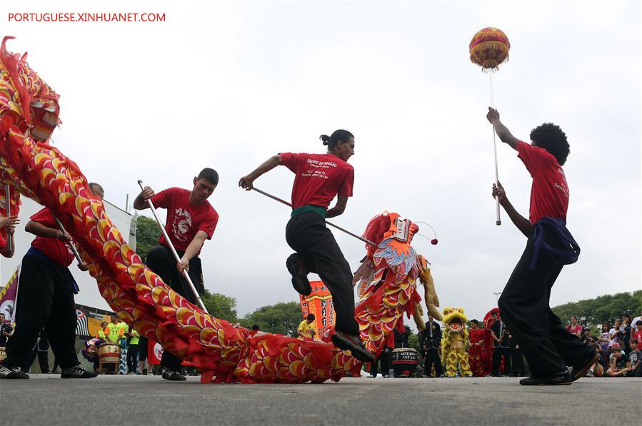 Dança do dragão anuncia as celebrações do Ano Novo Lunar chinês no Brasil