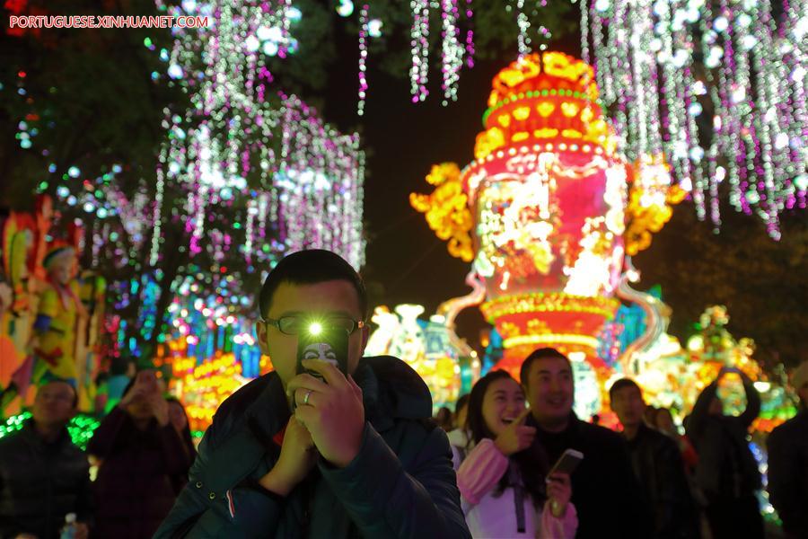 Lanternas coloridas são exibidas durante show de lanternas em Sichuan