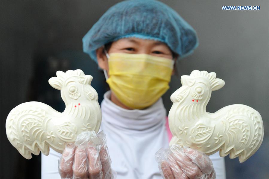 Pasteleiros preparam bolos tradicionais para o Festival da Primavera