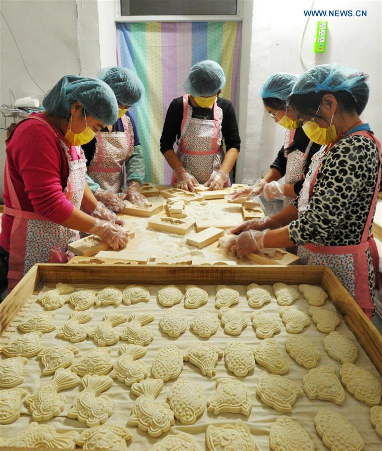 Pasteleiros preparam bolos tradicionais para o Festival da Primavera