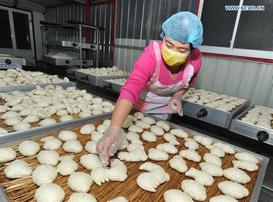 Pasteleiros preparam bolos tradicionais para o Festival da Primavera