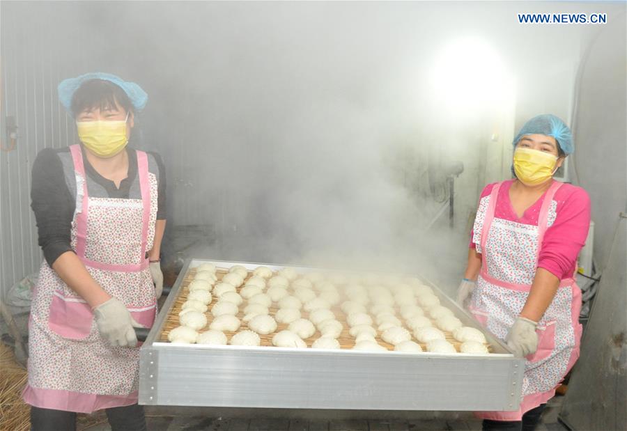 Pasteleiros preparam bolos tradicionais para o Festival da Primavera