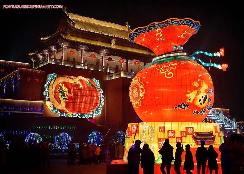 Turistas visitam feira das lanternas em Kaifeng, no centro da China