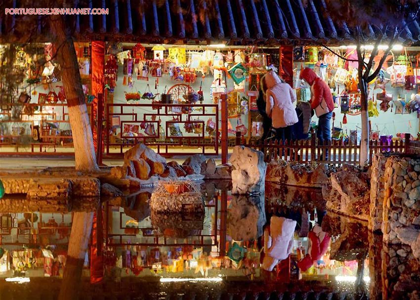 Turistas visitam feira das lanternas em Kaifeng, no centro da China