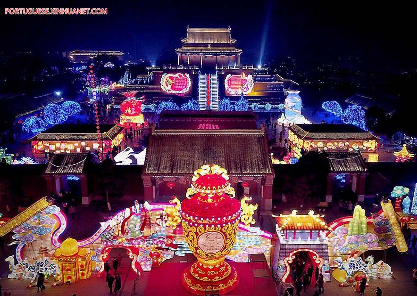 Turistas visitam feira das lanternas em Kaifeng, no centro da China