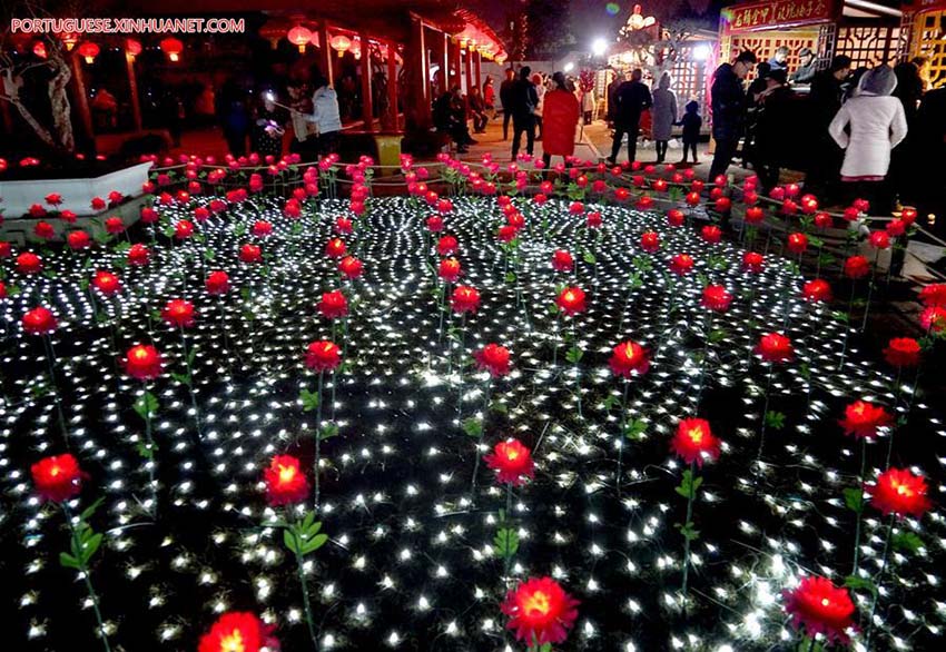 Turistas visitam feira das lanternas em Kaifeng, no centro da China