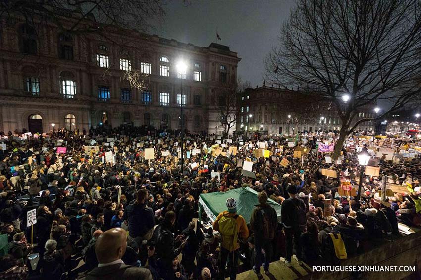 Pessoas protestam contra proibição de entrada dos refugiados de Trump em Londres