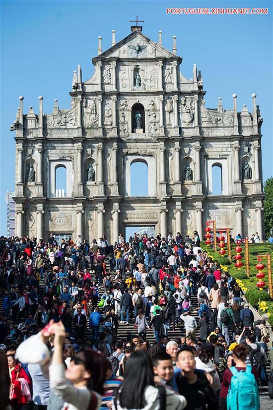 Turistas viajam por Macau durante o feriado do Ano-Novo Lunar