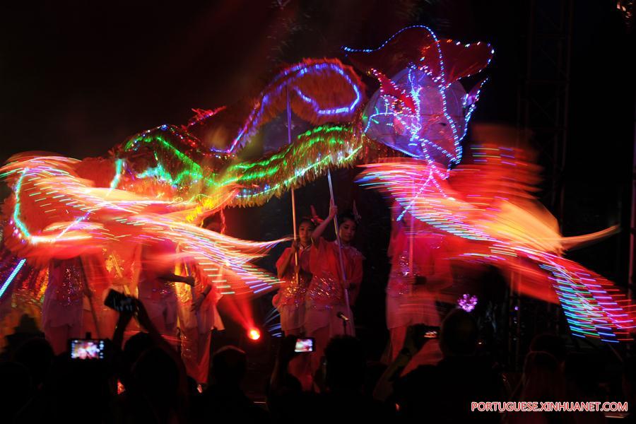 Artistas apresentam dança da fênix em Singapura