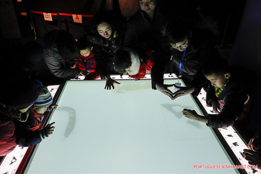 Crianças jogam jogos durante o Ano-Novo Lunar chinês em Beijing