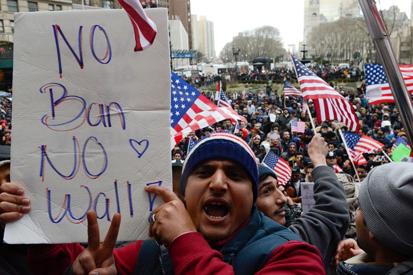 Muçulmanos dos EUA protestam contra decreto anti-imigração assinado por Donald Trump