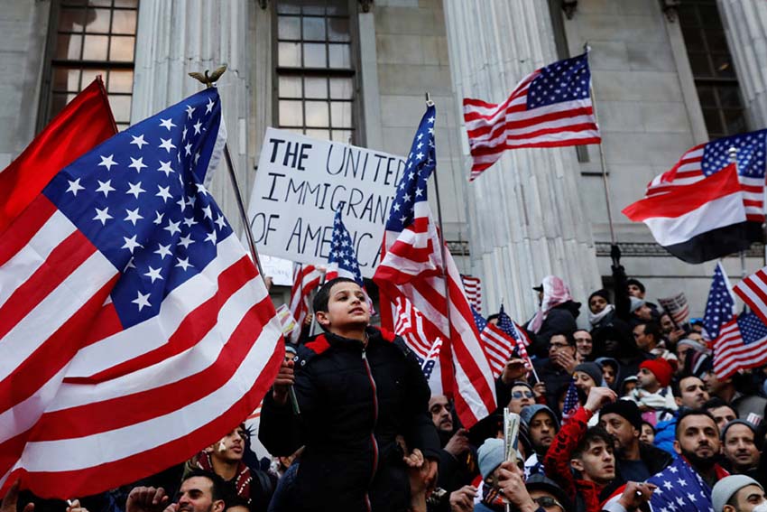 Muçulmanos dos EUA protestam contra decreto anti-imigração assinado por Donald Trump