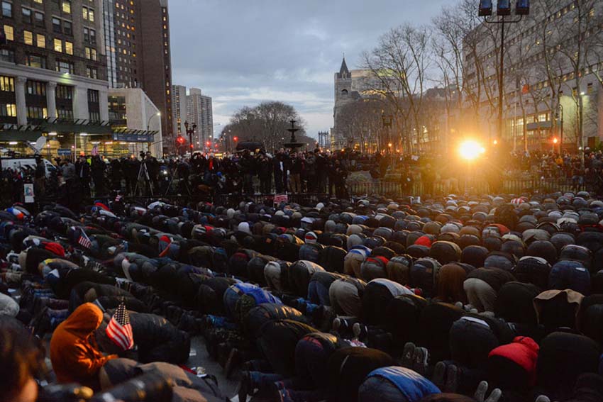 Muçulmanos dos EUA protestam contra decreto anti-imigração assinado por Donald Trump