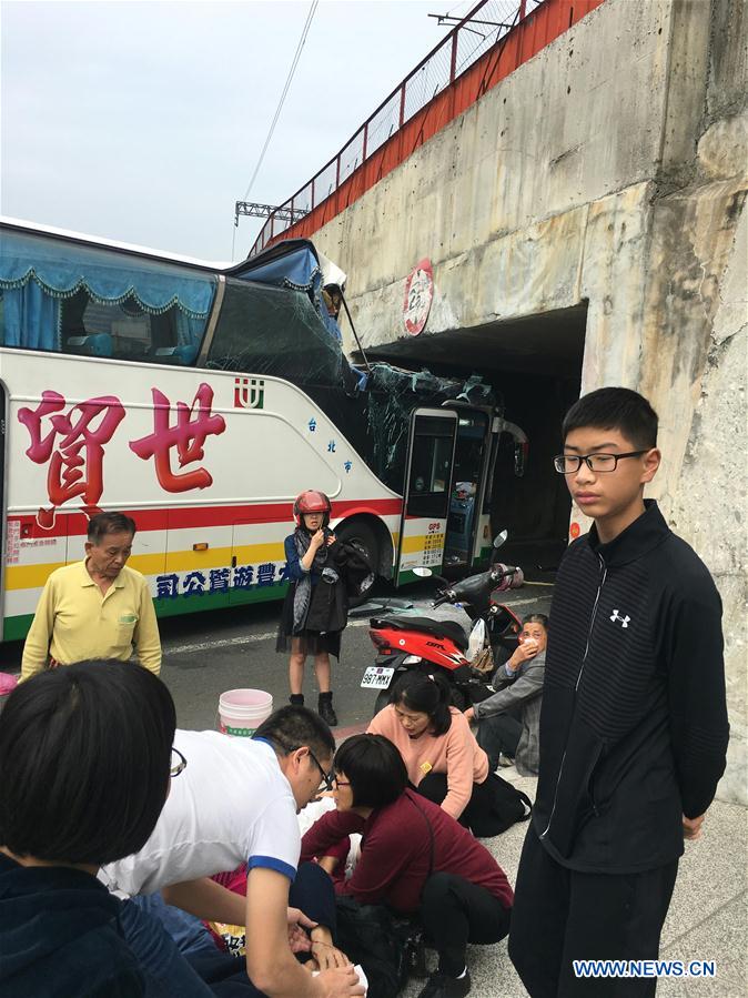 Acidente de ônibus em Taiwan deixa 21 feridos