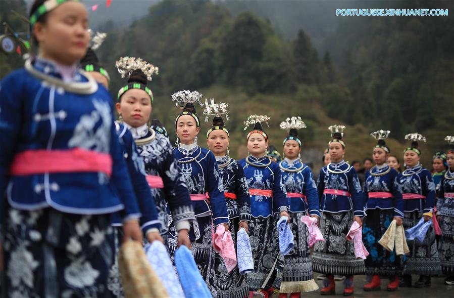 Pessoas da etnia Miao celebram o início da primavera