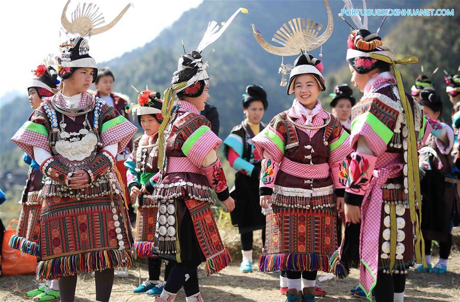 Grupo étnico Miao celebra o Festival da Primavera