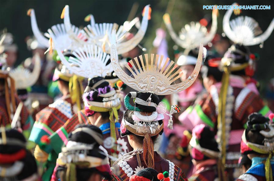 Grupo étnico Miao celebra o Festival da Primavera