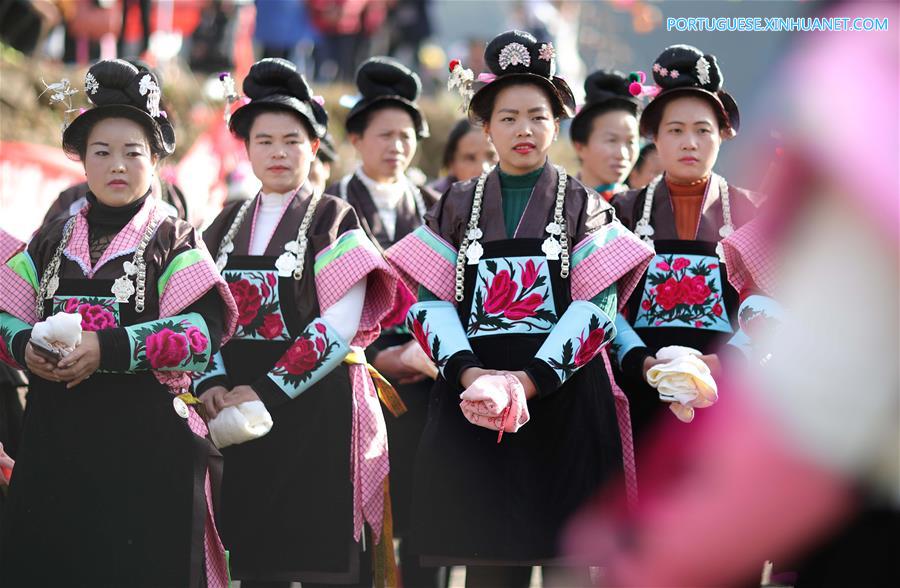 Grupo étnico Miao celebra o Festival da Primavera