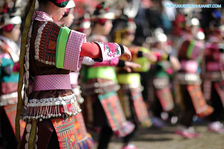 Grupo étnico Miao celebra o Festival da Primavera