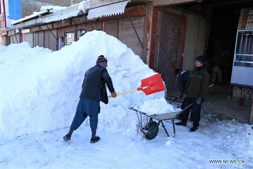 Neve e tempo frio deixam mais de 100 mortos no Afeganistão
