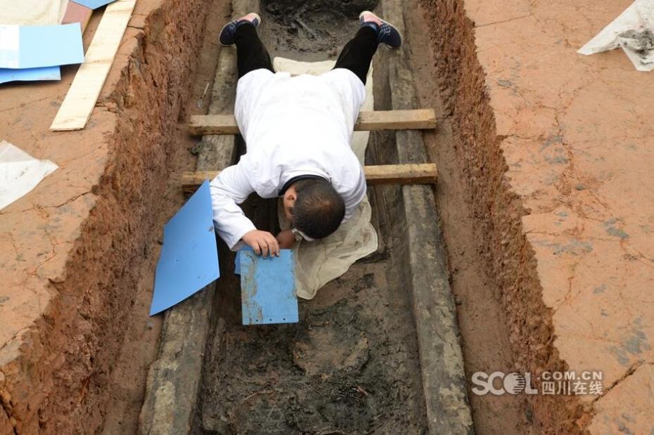 Conjunto de caixões em forma de barco com 2200 anos descobertos na província de Sichuan